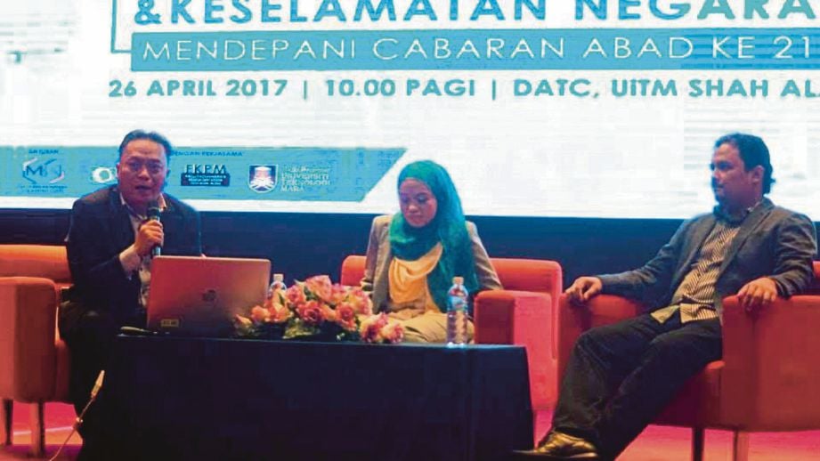 ADREENA (tengah) bersama Faisal (kanan) dan moderator Augustine Leonard pada Forum Komunikasi Strategik dan Keselamatan Negara di UiTM Shah Alam. 
