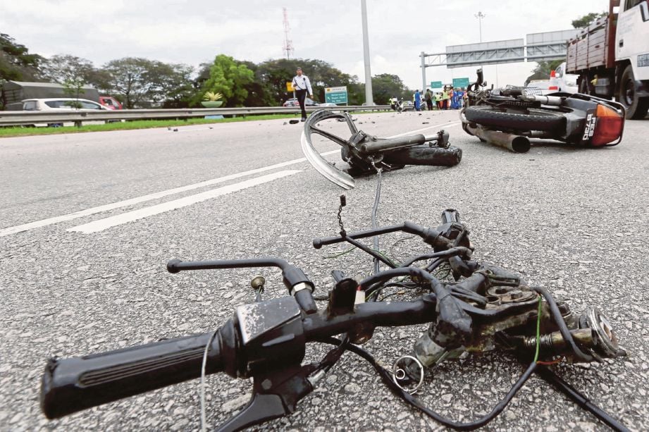 KEADAAN motosikal mangsa selepas kemalangan.