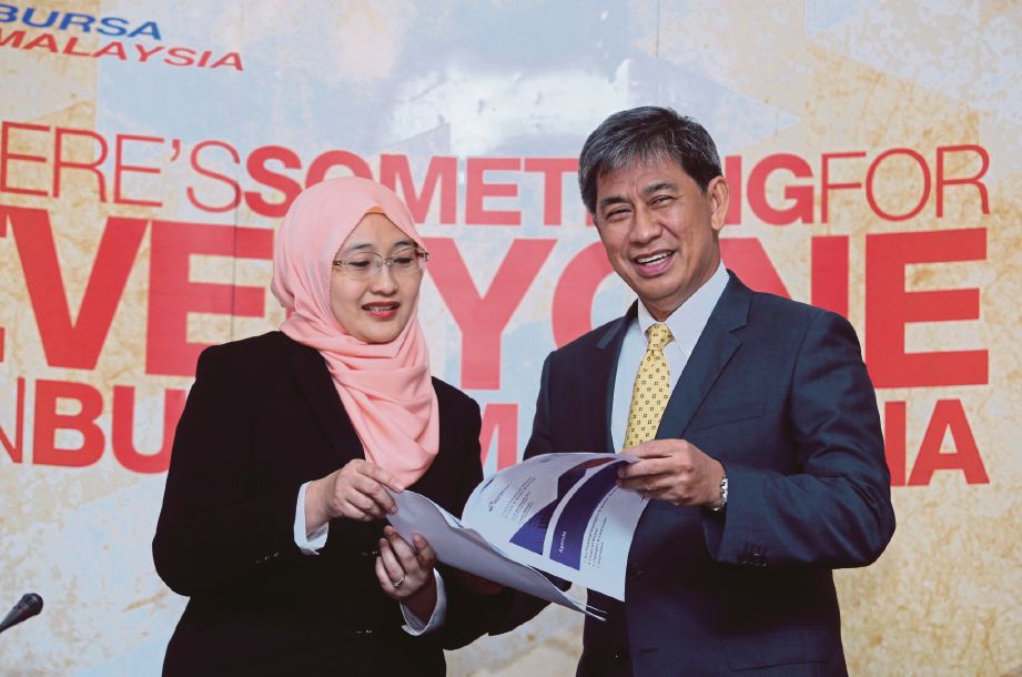 TAJUDDIN (kanan) bersama Pegawai Operasi Bursa Malaysia, Rosidah Baharom.