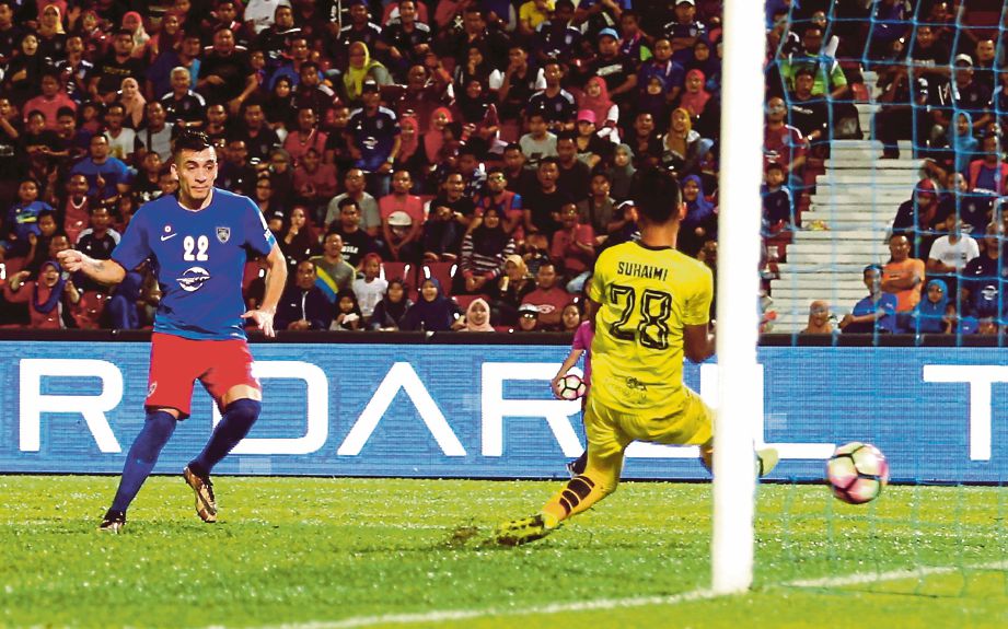 GUERRA (kiri) menjaringkan gol ketiga ketika menentang T-Team, kelmarin.