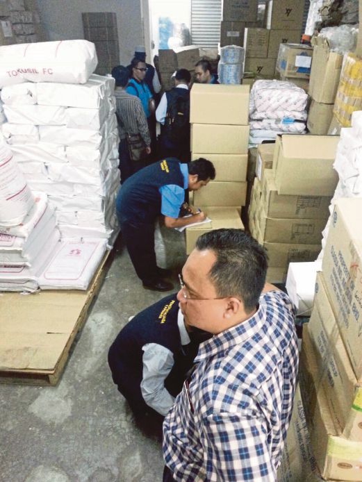 PEGAWAI Jakim melakukan rampasan terhadap produk makanan kesihatan yang menggunakan logo halal  palsu Jakim di sebuah kilang di Puchong.