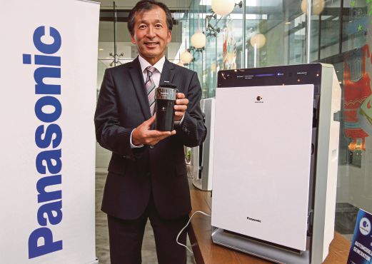 MATSUNAGA menunjukkan Panasonic Air Purifier. 