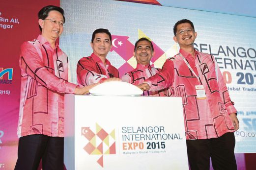 MOHAMED Azmin (dua dari kiri) melancarkan Pameran Antrabangsa Selangor 2015. 