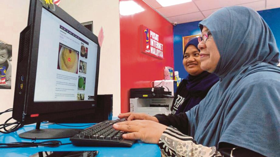 ROHANI Mohamed, 60, tidak ketinggalan menggunakan Pusat Internet 1 Malaysia (PI1M) Kampung Tengkawang. 