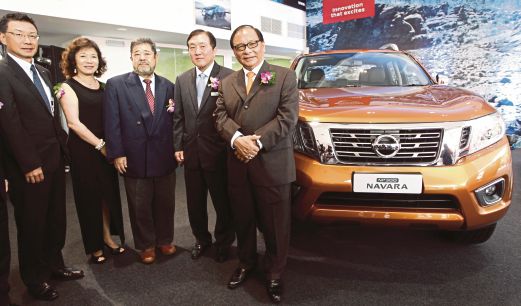 MENTERI Perdagangan Antarabangsa dan Industri II, Datuk Seri Ong Ka Chuan (dua dari kanan) pada majlis pelancaran Nissan NP300 Navara, semalam.