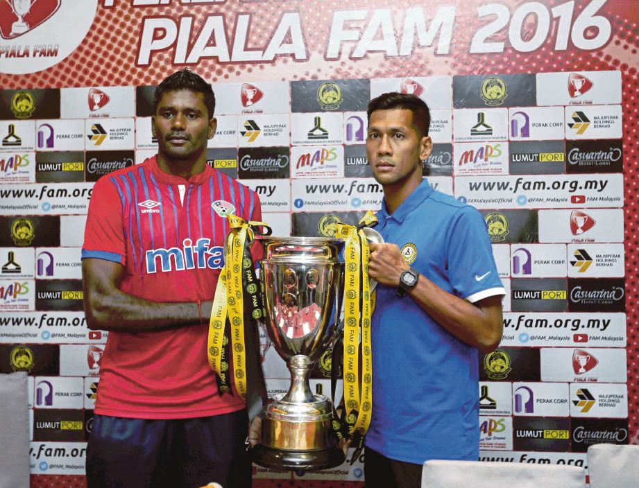 KAPTEN PKNP  Fadzli Zulkifli (kanan) bersama Nanthakumar menunjukkan Piala FAM 2016.