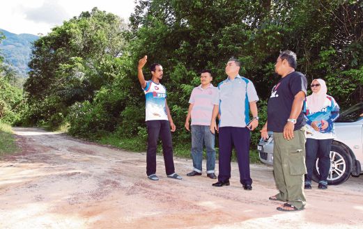 JAWATANKUASA teknikal mengadakan perbincangan dengan Saharuddin (tengah) mengenai lokasi perlumbaan.