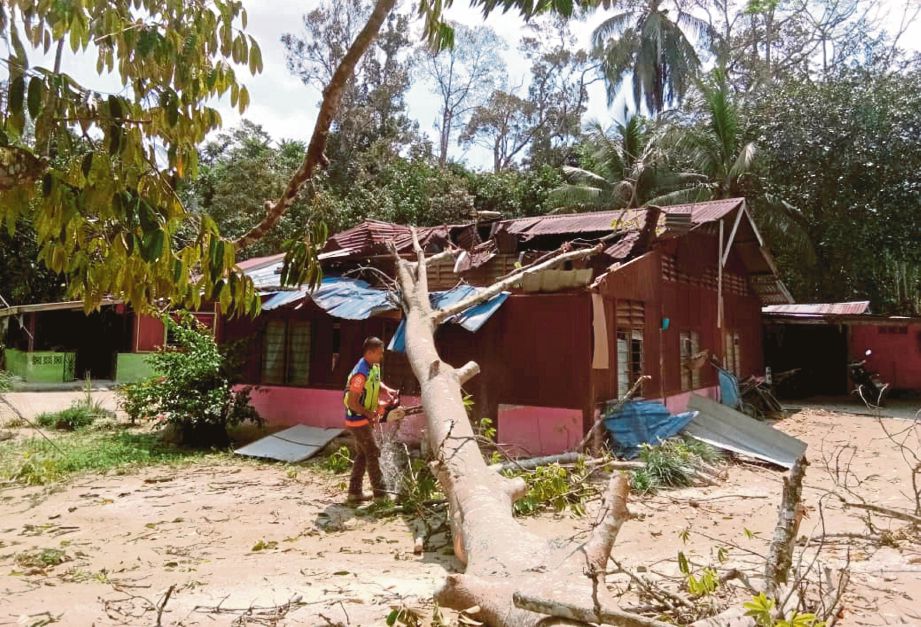 RUMAH pusaka berusia 80 tahun yang rosak selepas dihempap pokok kekabu di Kampung Renak, Jelebu.