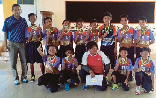 PASUKAN bola baling SK Jitra 3 bergambar bersama guru dan jurulatih selepas muncul juara B-12 Kejohanan MSSD Kubang Pasu 2016.