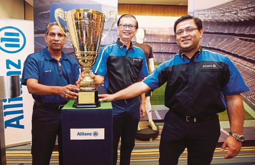 (DARI kiri) Sathianathan, Zakri dan Ketua Pegawai Eksekutif Allianz Life Insuran Malaysia Berhad Rangam Bir pada majlis pelancaran Program Allianz Junior Football Camp.