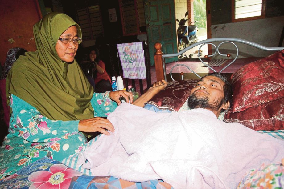  Anab menguruskan Azmi yang kini hanya terlantar selepas diserang penyakit angin ahmar dan beberapa penyakit kronik  ketika ditemui  di Kampung Bukit Kenangan di Simpang Renggam, Johor. 