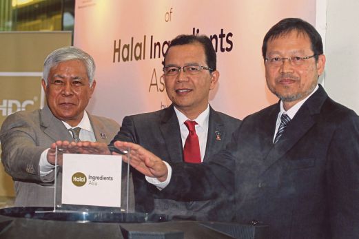 Hamim  (tengah)  pada majlis pelancaran Halal Ingredients Asia 2015 dan mengumumkan logo Halal Ingredients Asia 2015.   
