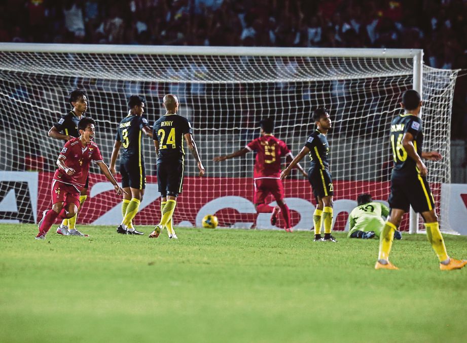 PEMAIN negara sugul selepas Htan (kiri) jaring gol kemenangan Vietnam.