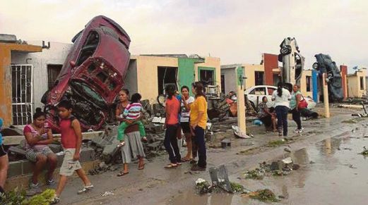 SEBUAH kereta tersadai pada dinding sebuah rumah di Ciudad Acuna, utara Mexico, selepas puting beliung membadai kawasan itu, semalam.   