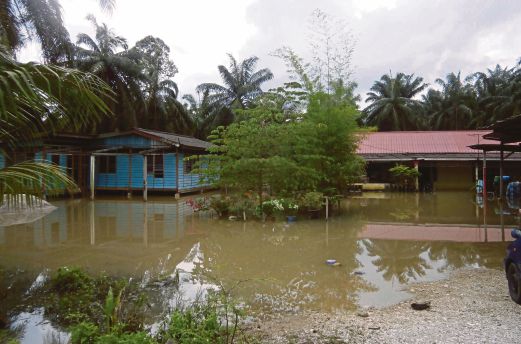 KEADAAN rumah mangsa banjir yang dinaiki air di Kampung Batu 7, Changkat Jong.