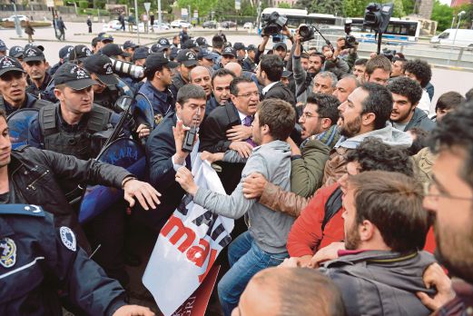 POLIS menyuraikan penunjuk perasaan di luar bangunan Parlimen di Ankara. 