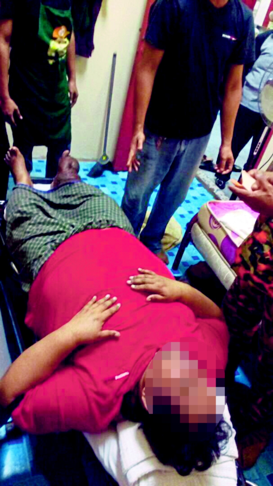 KEADAAN mangsa yang  tidak mampu berdiri akibat mengalami kaki bengkak di kafe Kolej Dato Onn UKM.