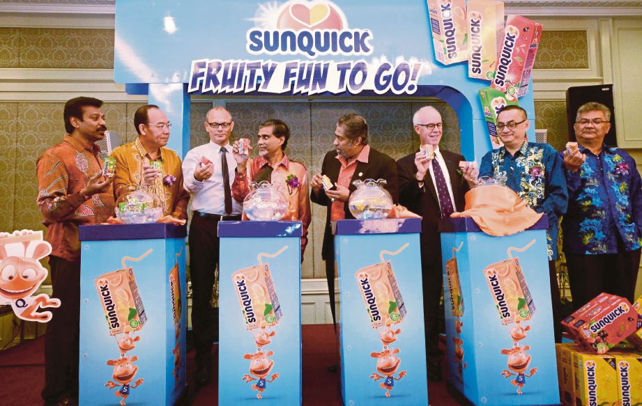 BARKATH  (empat dari kanan)  ketika melancarkan pek minuman terbaru Sunquick.