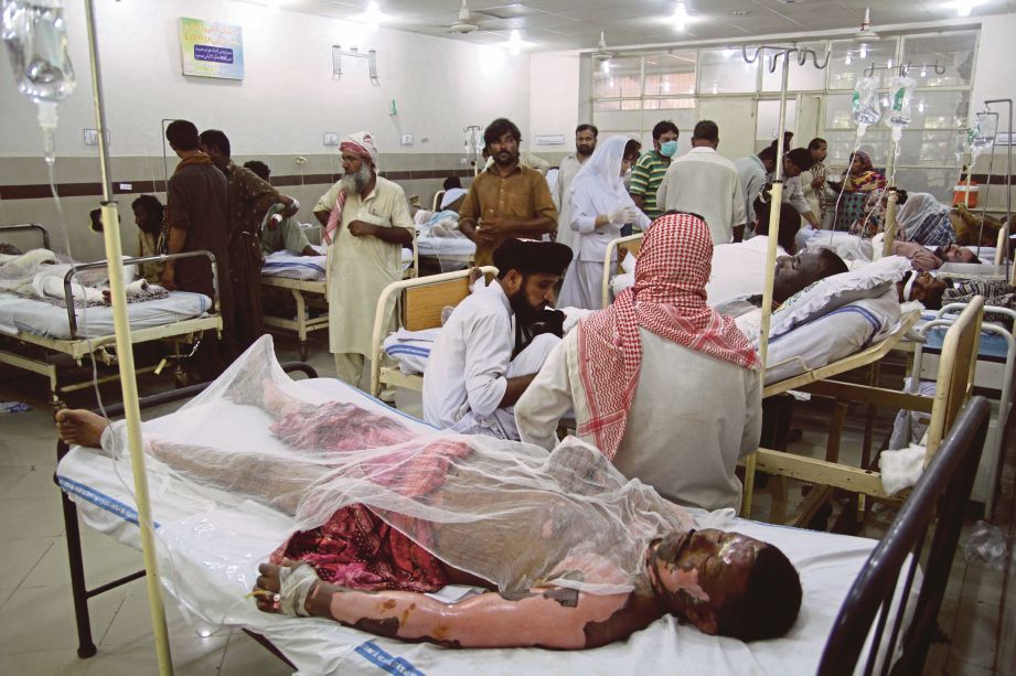 MANGSA kebakaran dirawat di sebuah hospital kerajaan di Bahawalpur.  - AFP 