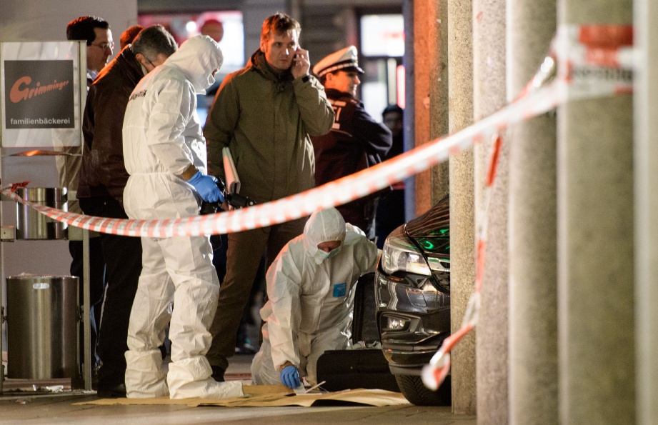 POLIS menyiasat kereta yang digunakan suspek di Heidelberg. - AFP 