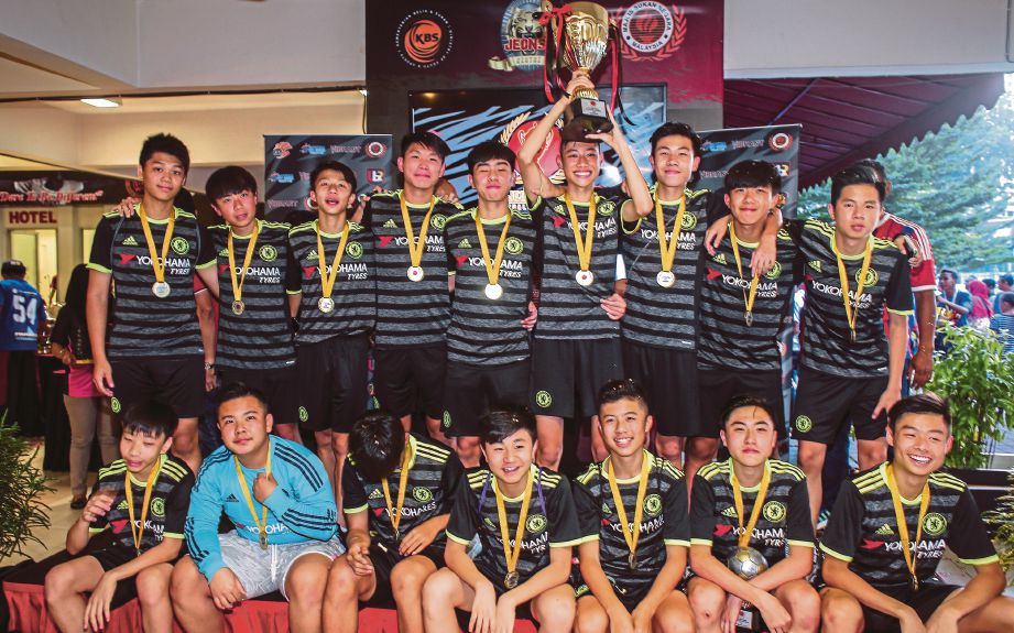 PASUKAN Chelsea Soccer School Hong Kong muncul juara B-16.