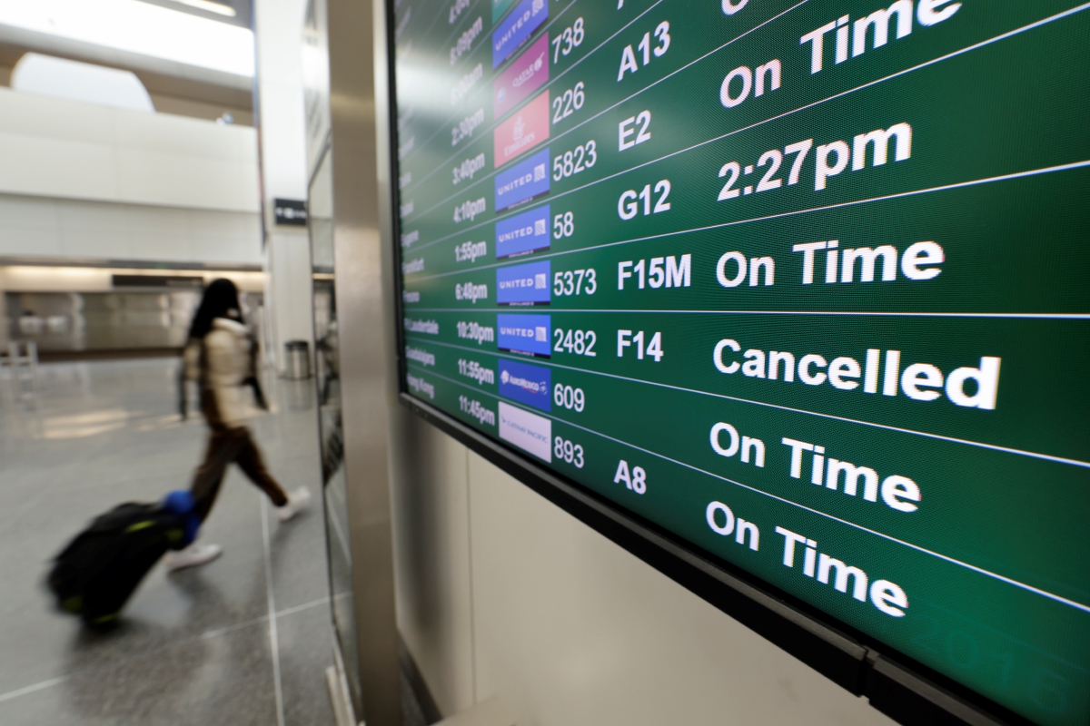 SISTEM paparan maklumat di Lapangan Terbang San Francisco menunjukkan penerbangan United Airlines yang dibatalkan.  FOTO EPA