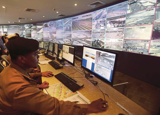 SEORANG petugas memerhatikan skrin kamera keselamatan yang dipasang di Makkah dan Mina bagi mengawasi pergerakan jemaah haji.
