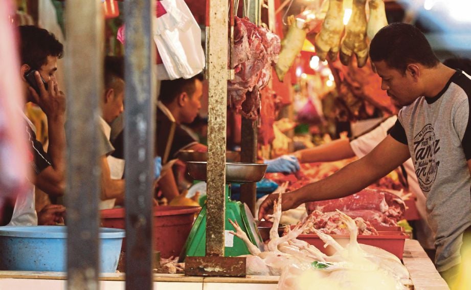 PENGUNJUNG memilih daging ketika tinjauan bekalan daging di Pasar Chow Kit.