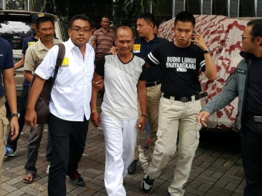 DAENG Aziz (tengah) ditahan polis, semalam.  