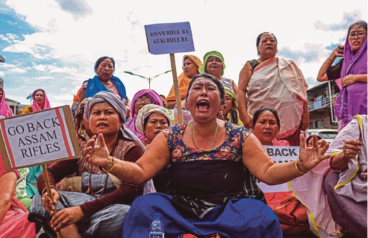 WANITA melaungkan slogan ketika protes berhubung kekejaman terhadap wanita Meitei di Imphal, susulan keganasan etnik di Mnaipur. FOTO AFP.