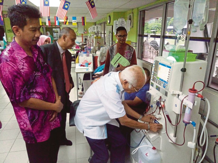 DR Abdul Rahman (kanan)  mengunjungi Pusat Dialisis MAIS Shah Alam.
