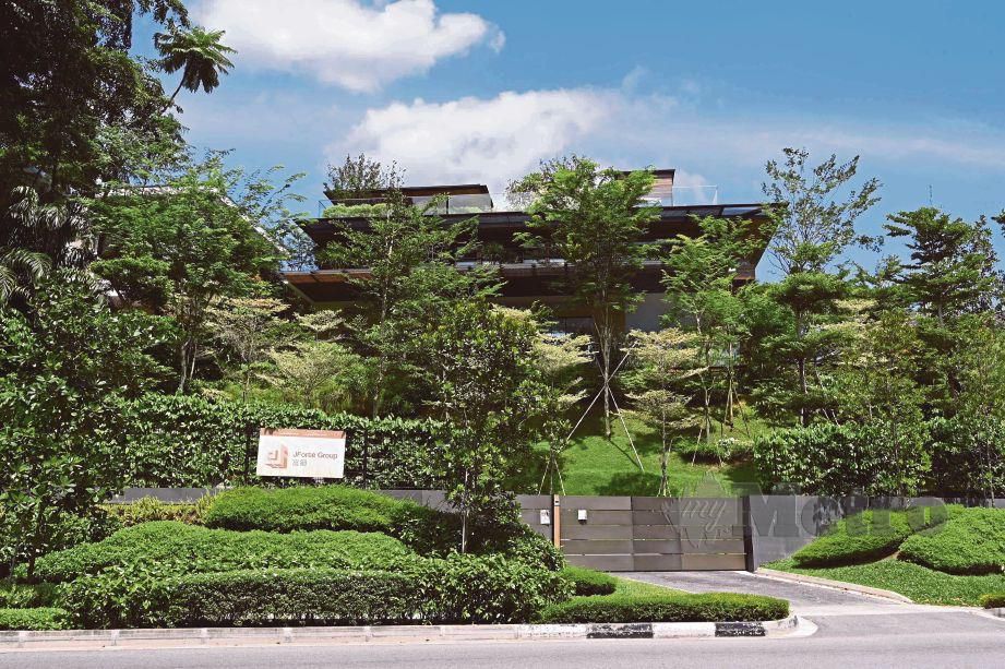 BANGLO mewah berhampiran Taman Botani Singapura yang dibeli Dyson. - AFP