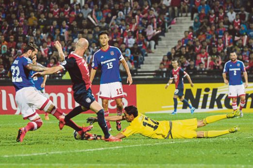 FIGUEROA (dua dari kiri) dihalang penjaga gol South China FC.