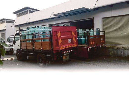 153 tong gas LPG dan dua buah lori serta peralatan pemindahan gas bersubsidi  di kawasan perindustrian Petaling Jaya dirampas. 