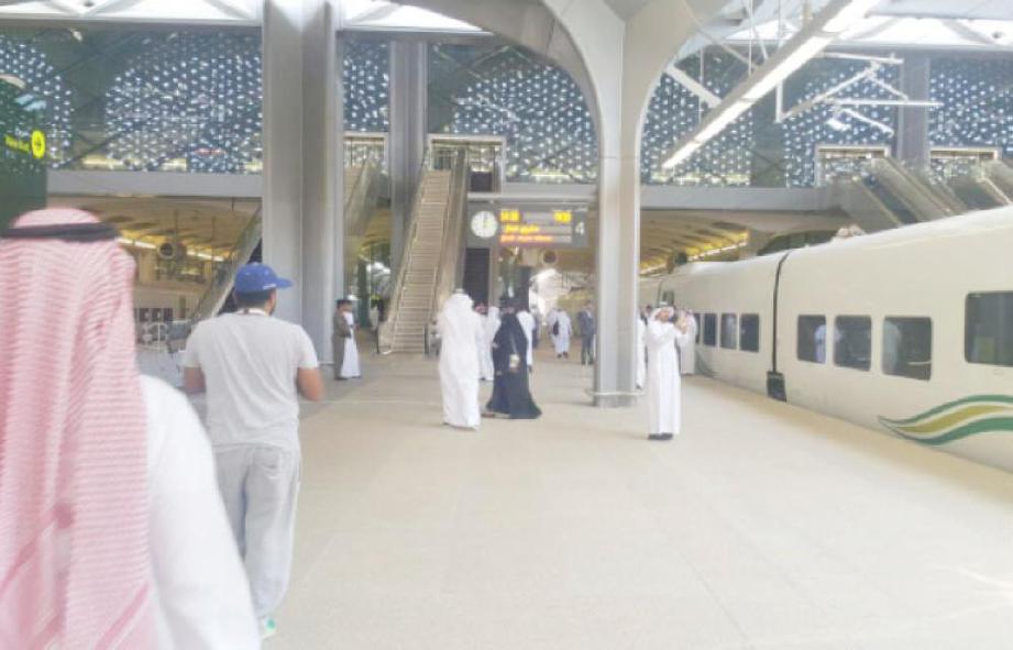 PEGAWAI, pakar dan wakil media antarabangsa di stesen Al-Sulaimaniah di Jeddah sebelum menaiki kereta api itu ke Madinah.  - SG
