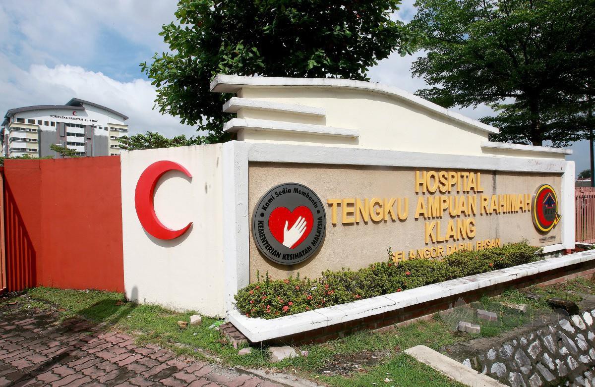 ZAKARIA yang didapati bersalah melakukan amang seksual mendengar keputusan hakim terhadap kesalahan itu di wad Hospital Tengku Ampuan Rahimah, Klang. FOTO Faiz Anuar.