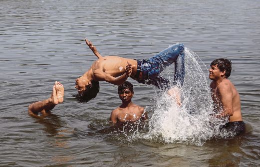 REMAJA India mandi di Sungai Sabarmati di Ahmedabad untuk menyegarkan diri mereka daripada cuaca panas. 