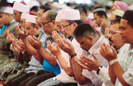 JEMAAH berdoa ketika solat hajt di Masjid Negara, semalam.