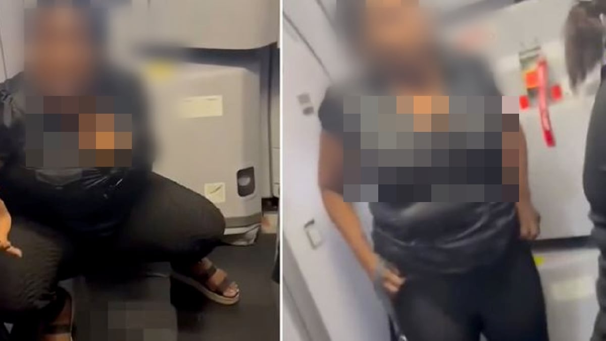 INSIDEN seorang wanita membuang air kecil di lantai pesawat Spirit Airlines. 