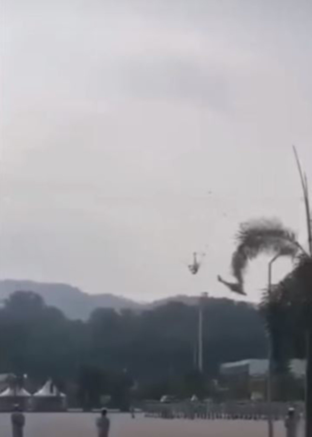 DETIK pertembungan dua helikopter semasa menjalani latihan lintas hormat sempena Sambutan Ulang Tahun TLDM ke-90 di Pangkalan TLDM Lumut di Perak, Selasa lalu.