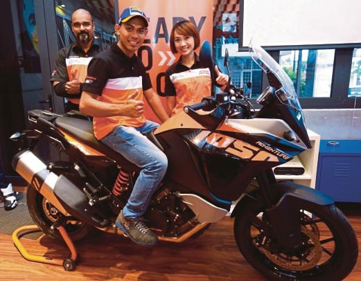 JOEY Chia (kanan), Pravin Menon (kiri) dan Mohd Habibullah bersama model KTM Adventure 1050 CKD. 