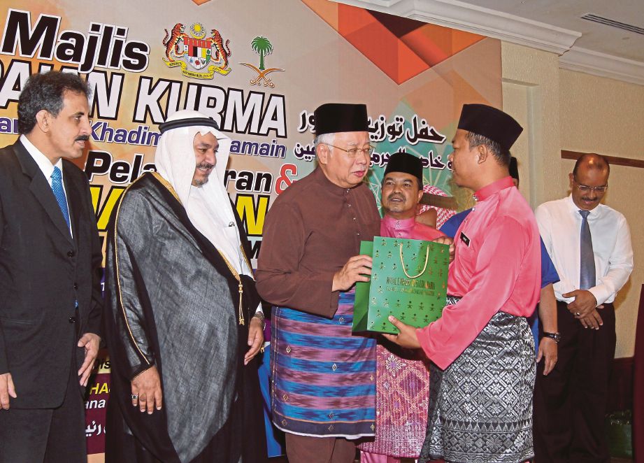 Najib  menyampaikan sumbangan kurma kepada wakil masjid dan surau di Putrajaya, semalam.