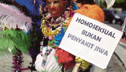 ANGGOTA komuniti LGBT Indonesia memegang sepanduk yang menyatakan homoseksualiti bukan satu penyakit mental.