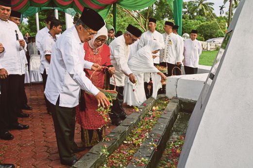 NAIB  Presiden Indonesia Jusuf Kalla menabur bunga di tugu peringatan mangsa tsunami di Aceh Besar, semalam. 