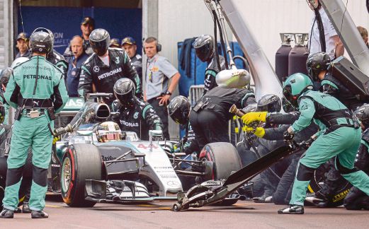 HAMILTON (dua dari kiri) berhenti di hentian pit ketika GP Monaco.
