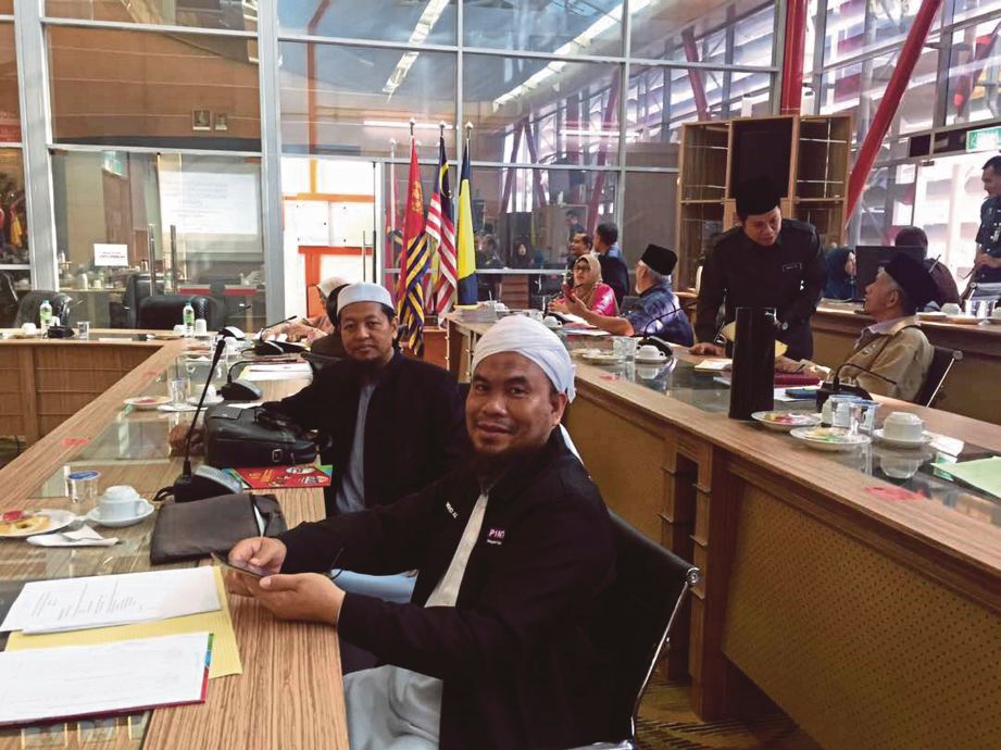  Mohd Zahid (dua dari depan) ketika menghadiri mesyuarat, semalam.