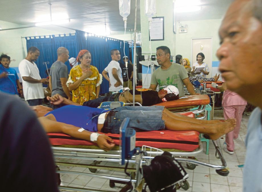 PENDUDUK kampung yang cedera dirawat di hospital. - EPA