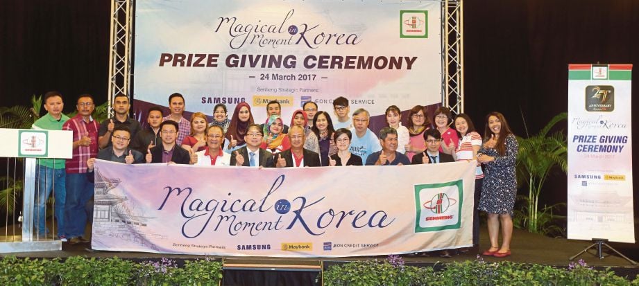 LIM  bersama pemenang selepas majlis penyampaian hadiah Magical Moment Trip to Korea di Sepang. 