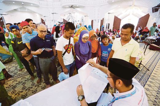  ANTARA penerima bantuan zakat di Majlis Bandar Diraja Klang.