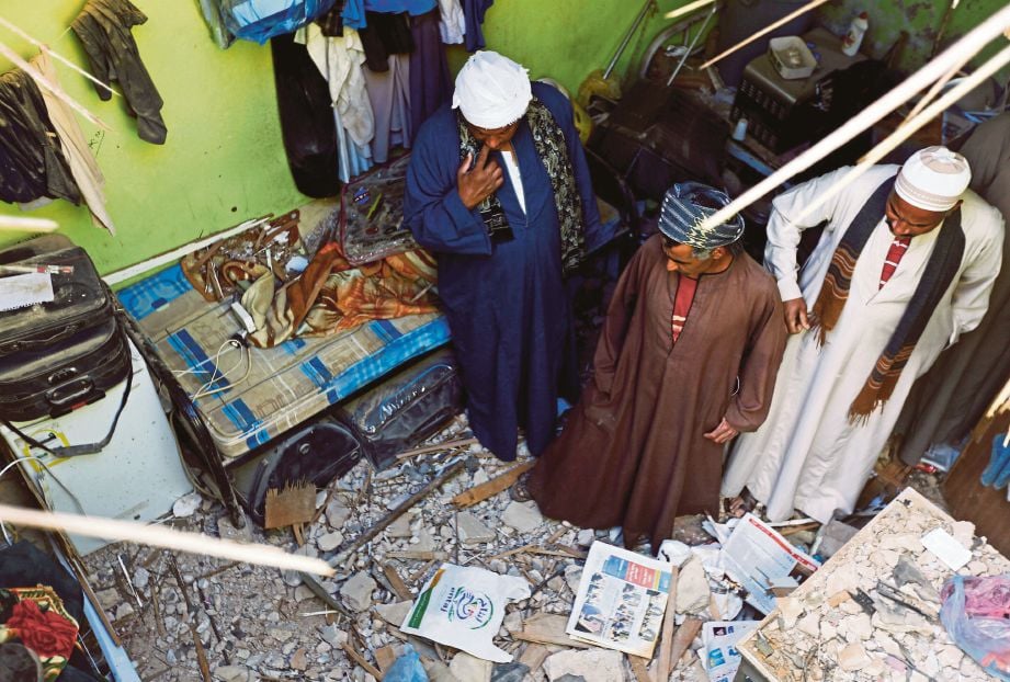 PENDUDUK melihat kerosakan terhadap rumah mereka di Riyadh. - Reuters  